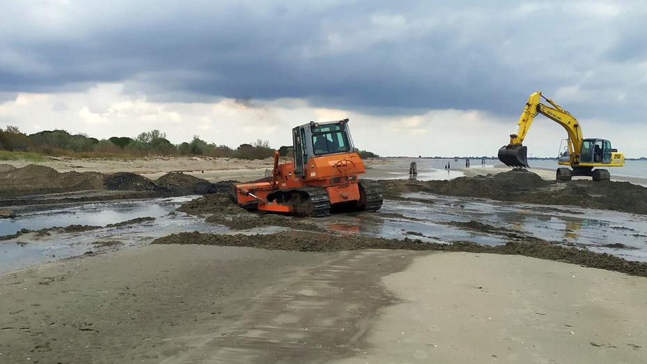 Va in spiaggia nonostante il divieto: cade e l’ambulanza non ha accesso