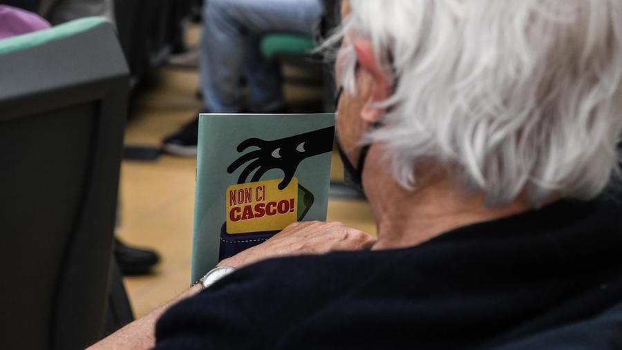 Lucca, 4/5/2022, sede della Cassa Edile, convegno per i pensionati contro le truffe. "IO NON CI CASCO"