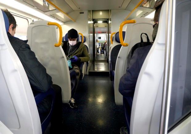Modena Rifiuta di indossare la mascherina sul treno:  calci e pugni al capotreno
