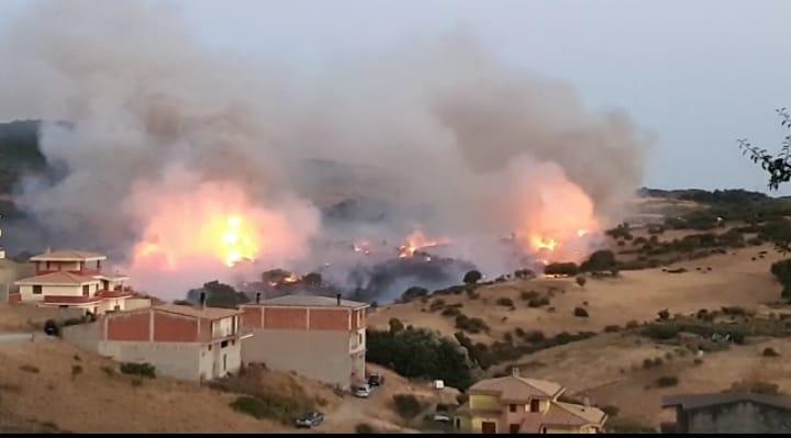 Paura a Burcei, le fiamme lambiscono le case