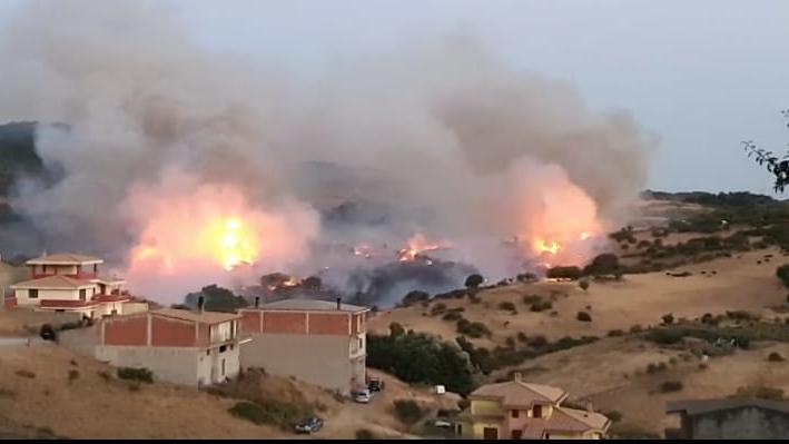 Paura a Burcei, le fiamme lambiscono le case