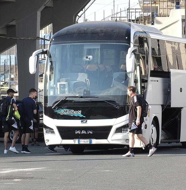 Il pullman del Pisa lascia l’Arena Garibaldi Anconetani per andare a Rovetta (foto Muzzi)