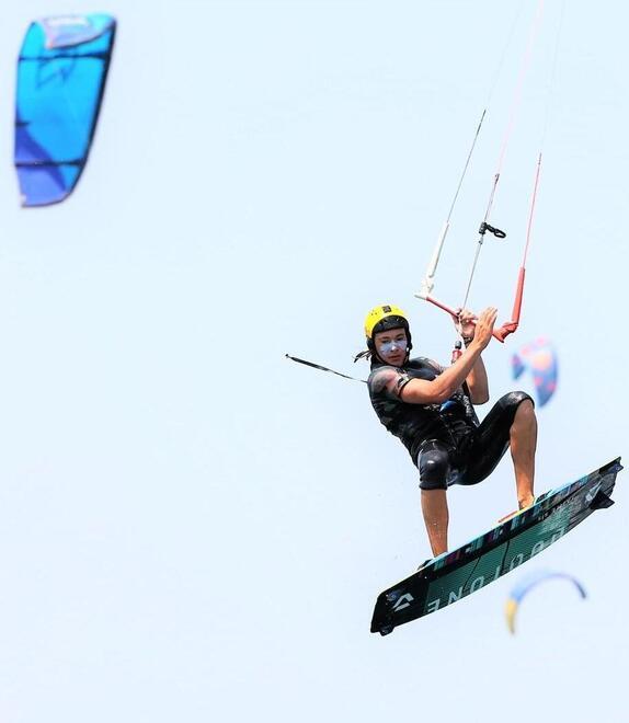 Una delle evoluzioni sul kitsurf che ad Andrea Principi sono valse il titolo di campione del mondo nella specialità di Big Air