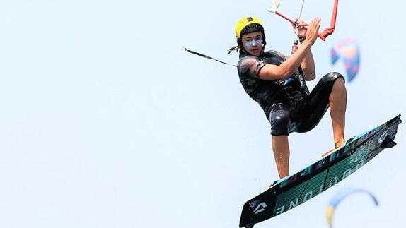 Una delle evoluzioni sul kitsurf che ad Andrea Principi sono valse il titolo di campione del mondo nella specialità di Big Air