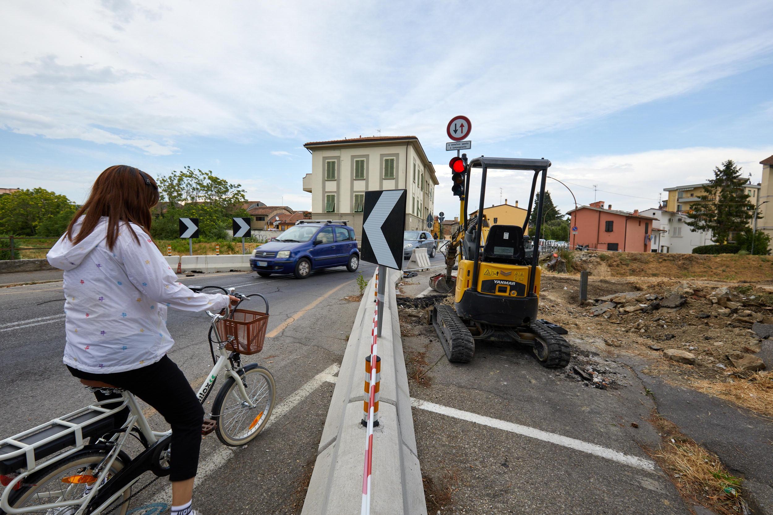Un mezzo edile che sancisce l’apertura dell’atteso cantiere per la demolizione e ricostruzione del ponte sull’Orme