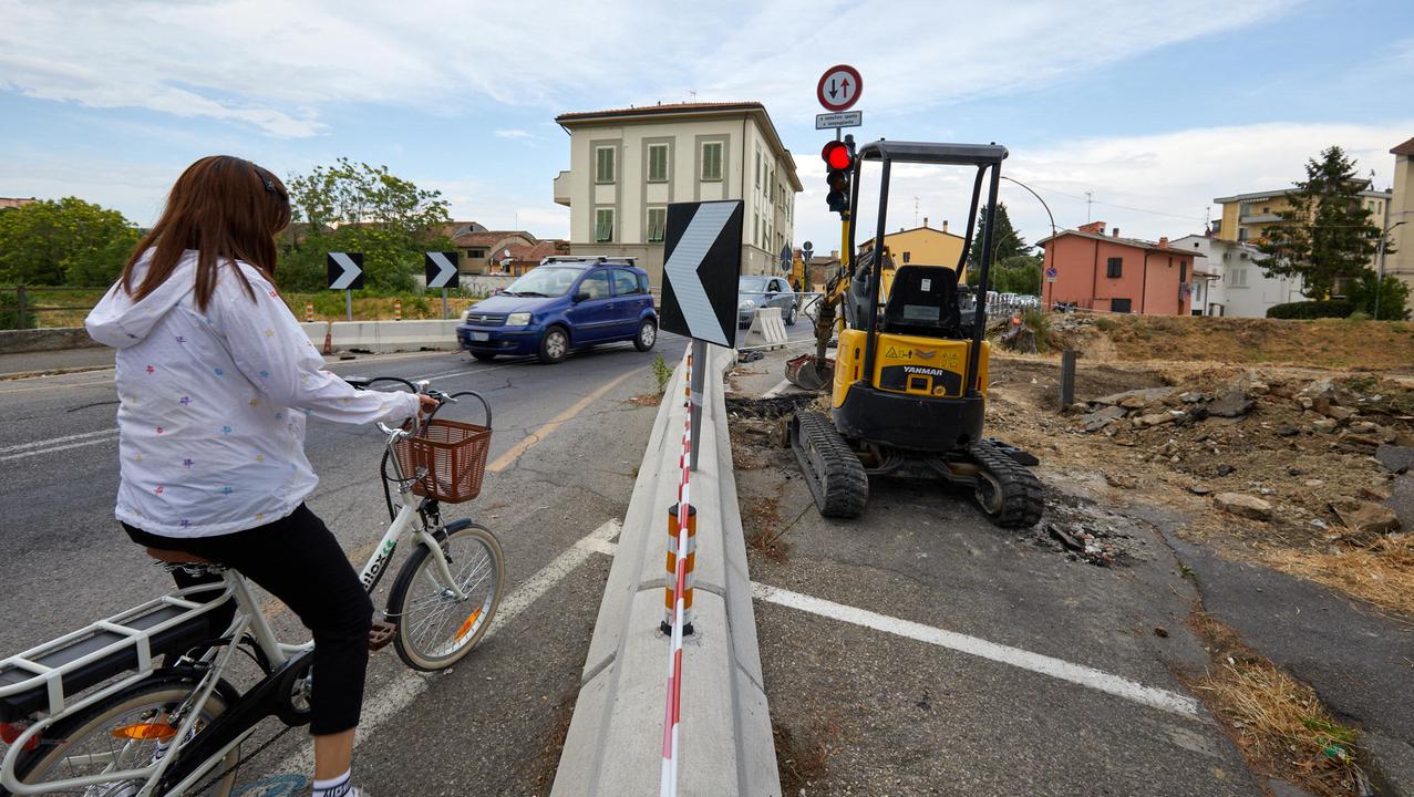 Un mezzo edile che sancisce l’apertura dell’atteso cantiere per la demolizione e ricostruzione del ponte sull’Orme