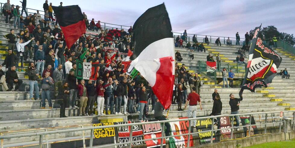 La curva della Lucchese I tifosi aspettano di sapere quale sarà il futuro della società