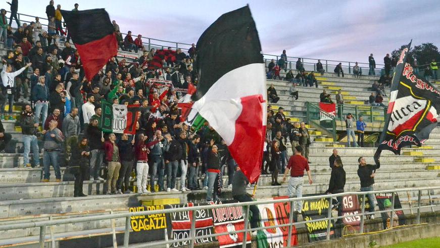La curva della Lucchese I tifosi aspettano di sapere quale sarà il futuro della società