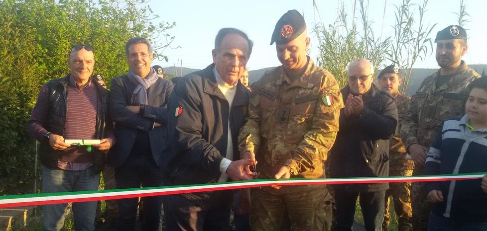 L’ex sindaco Mauro Ferrari inaugura la nuova strada di Valcarene insieme al capo della base logistica dell’Esercito