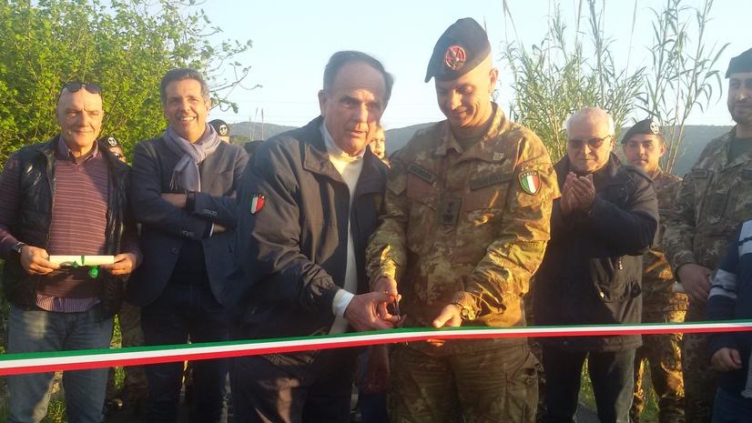 L’ex sindaco Mauro Ferrari inaugura la nuova strada di Valcarene insieme al capo della base logistica dell’Esercito