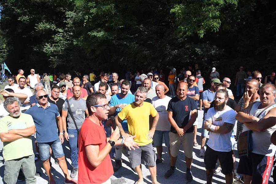 Lapideo in sciopero, in centinaia alla pesa di Miseglia: «Non molliamo»