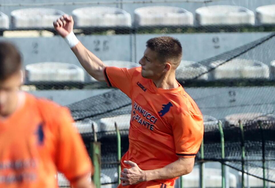 L’attaccante Lorenzo Pinzauti esulta dopo aver segnato un gol