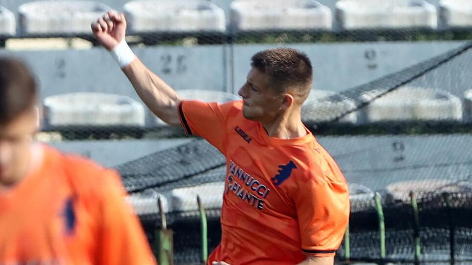 L’attaccante Lorenzo Pinzauti esulta dopo aver segnato un gol