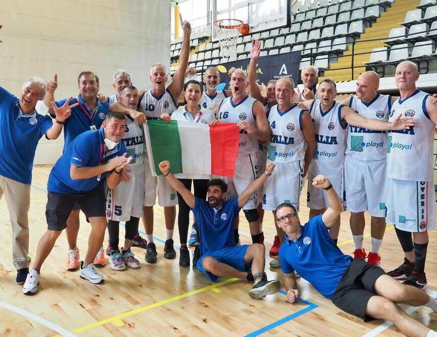 L'esultanza dopo la vittoria in finale dell’Italia Over 55