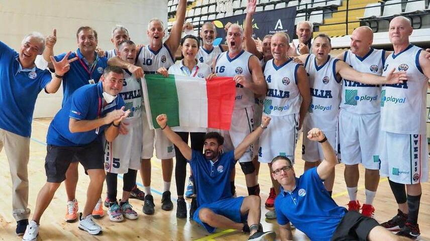 L'esultanza dopo la vittoria in finale dell’Italia Over 55