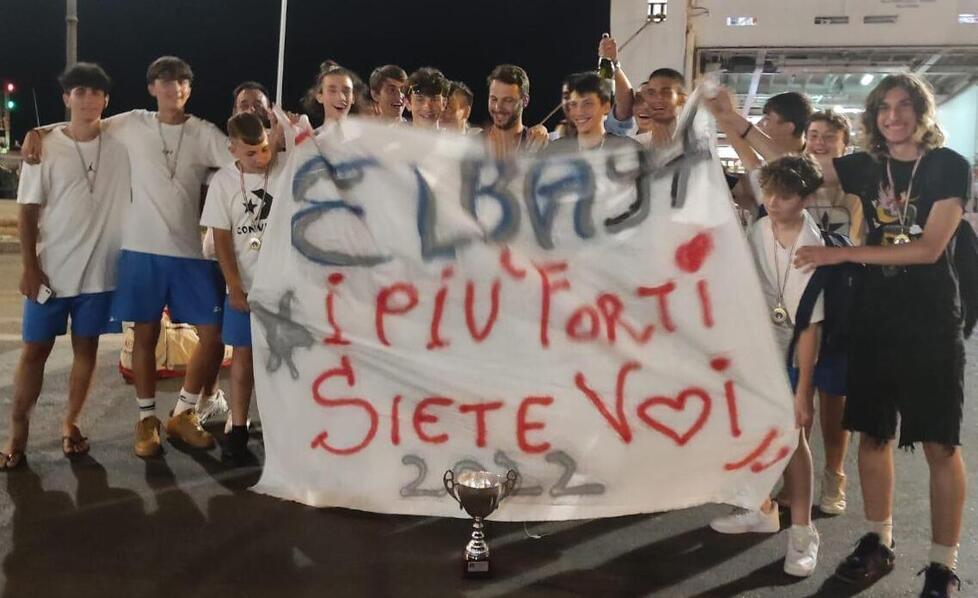 La festa al porto dopo la vittoria contro la “Scintilla” nei play off disputati al palazzetto dello sport di Pisa