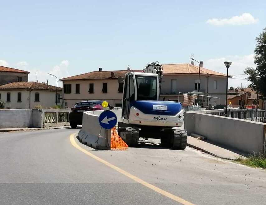 Lavori in corso sul ponte a Montecalvoli