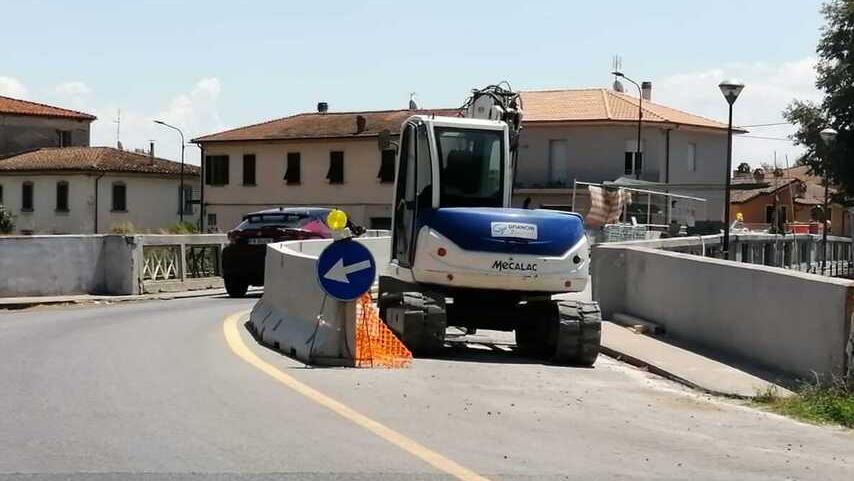 Lavori in corso sul ponte a Montecalvoli