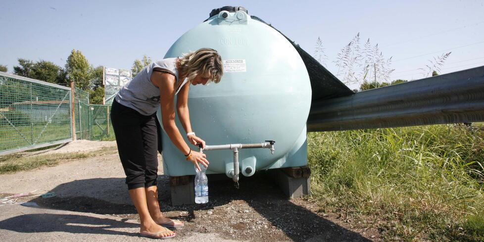 Autobotti per rifornire di acqua i territori (foto di archivio)