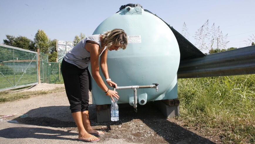 Autobotti per rifornire di acqua i territori (foto di archivio)