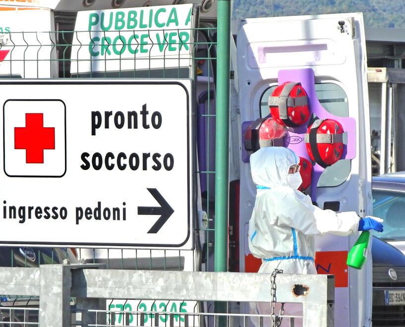 Infermiere con la tuta per la protezione dal Covid su una ambulanza al pronto soccorso del San Jacopo (foto Gori)
