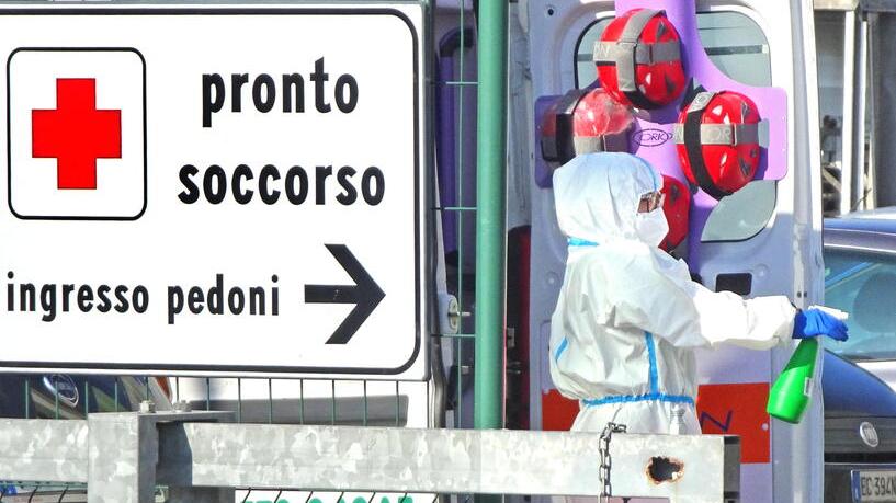 Infermiere con la tuta per la protezione dal Covid su una ambulanza al pronto soccorso del San Jacopo (foto Gori)