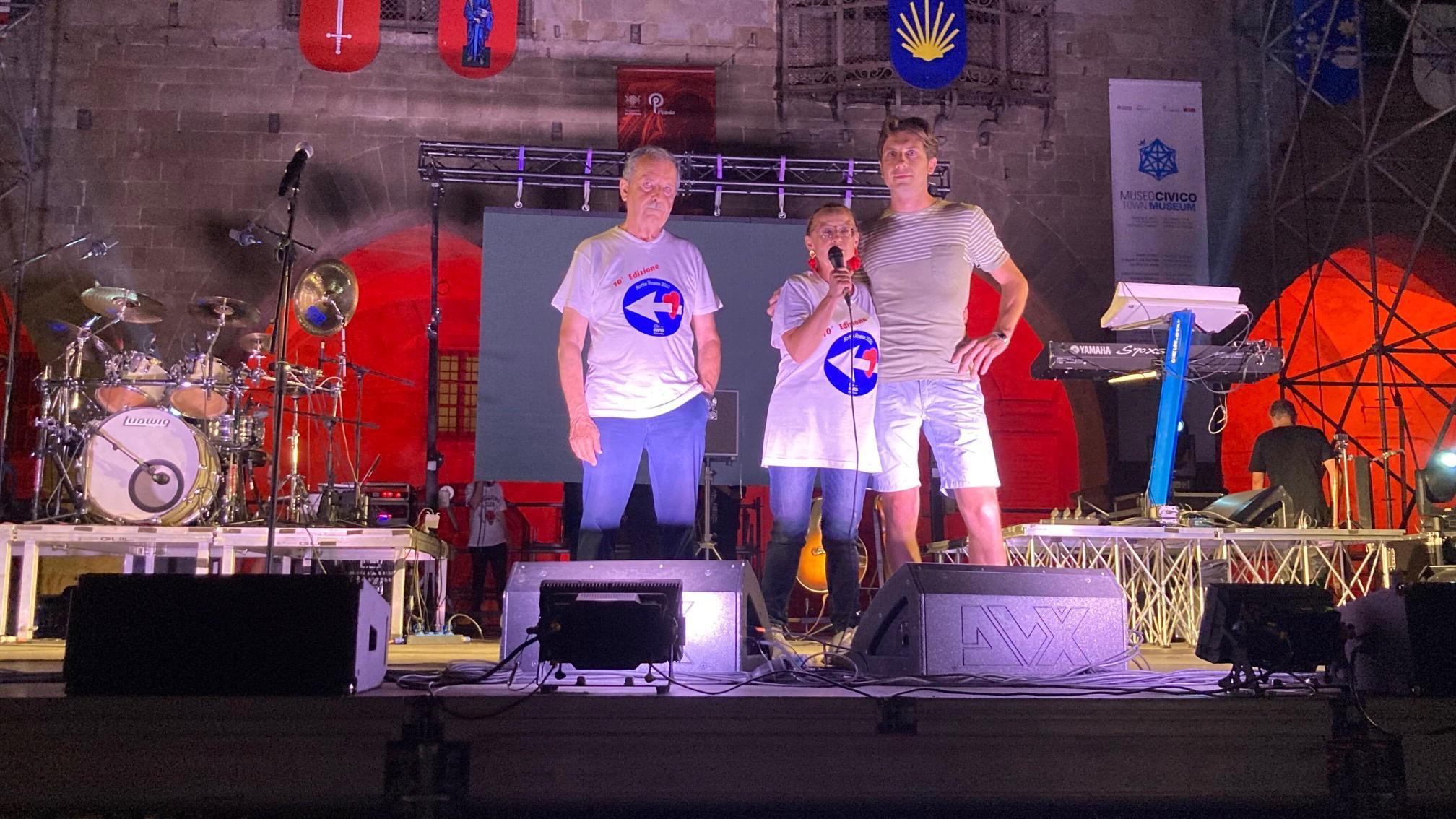 I dirigenti dell’Avis intervengono dal palco prima dell’inizio del concerto in piazza del Duomo (foto Nucci)