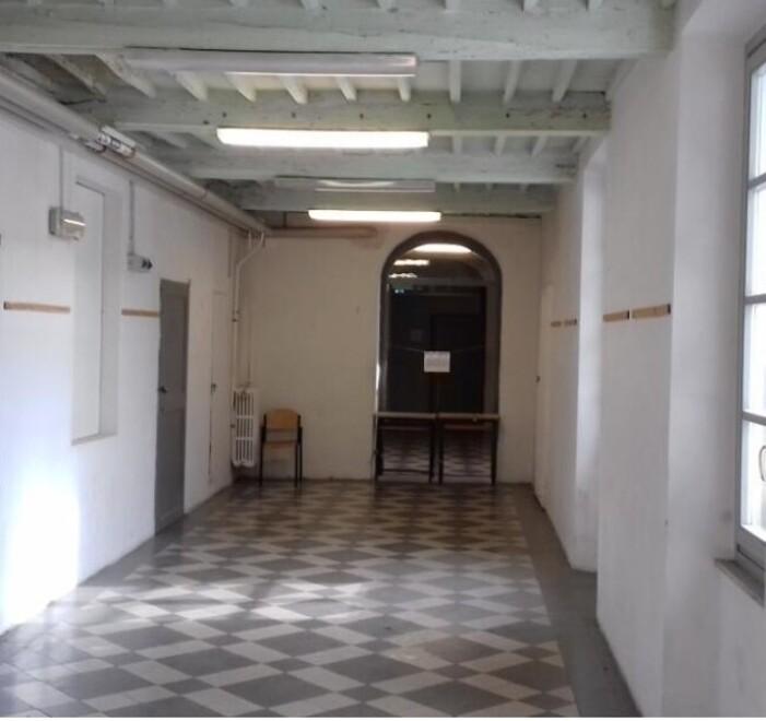 Un corridoio dell’istituto Lorenzini che è stato ritenuto non agibile e quindi non potrà ospitare gli studenti per l’inizio del nuovo anno scolastico