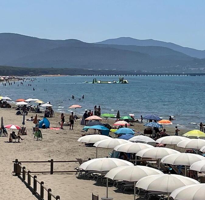 Bagnanti sulla spiaggia di Follonica (Foto Giorgio)