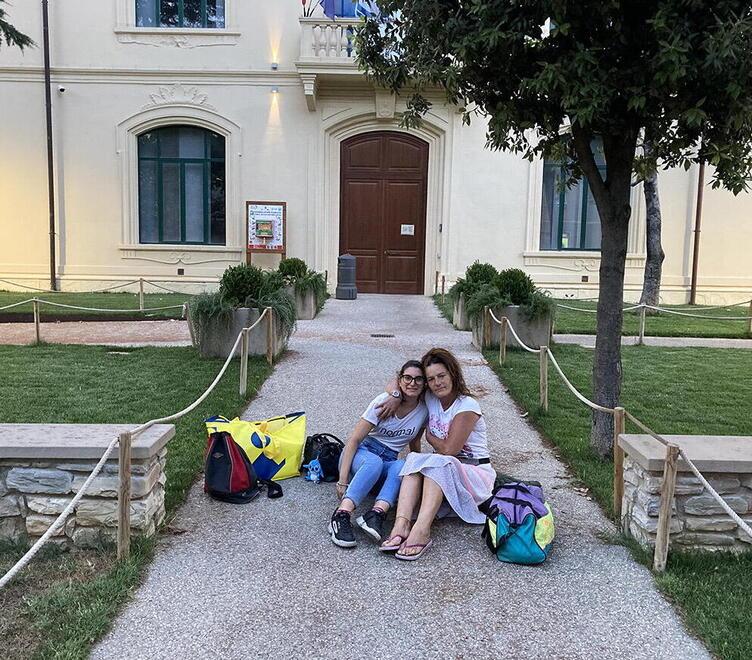 Le due donne che hanno protestato davanti al Comune (foto Falorni/Silvi)