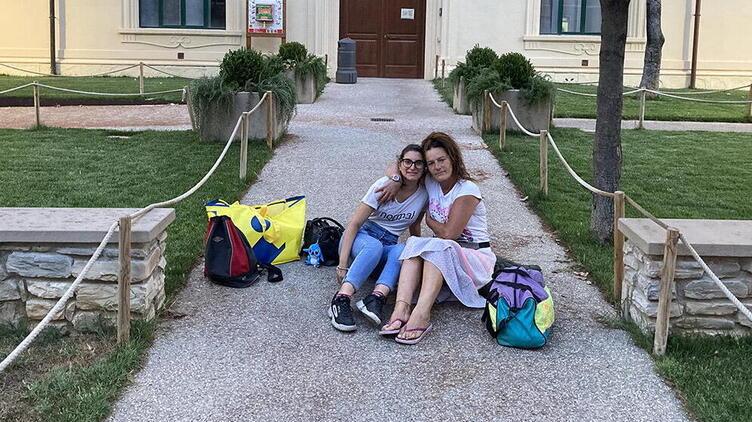 Le due donne che hanno protestato davanti al Comune (foto Falorni/Silvi)