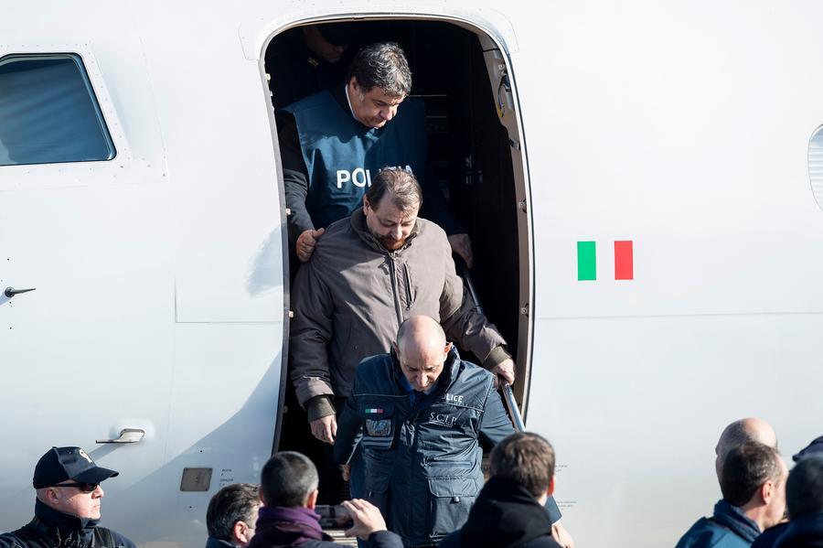 
	Cesare Battisti in Italia, l'arrivo a Ciampino

