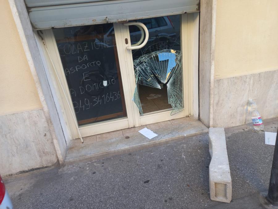 
	La vetrata infranta del locale

