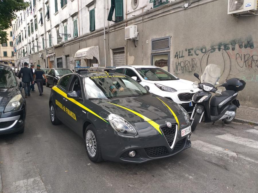 
	Una pattuglia della guardia di finanza durante un controllo antidroga (foto d'archivio)


