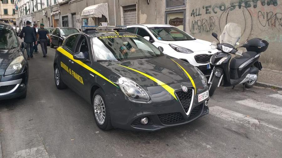 Una pattuglia della guardia di finanza durante un controllo antidroga (foto d'archivio)