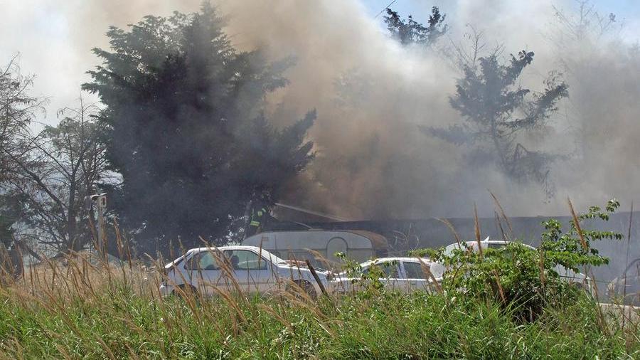 L'incendio nella zona industriale di Piombino (Foto Paolo Barlettani)