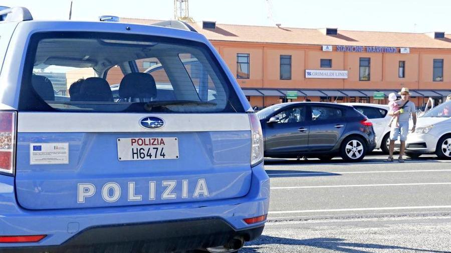 Controlli della polizia in porto (foto d'archivio)