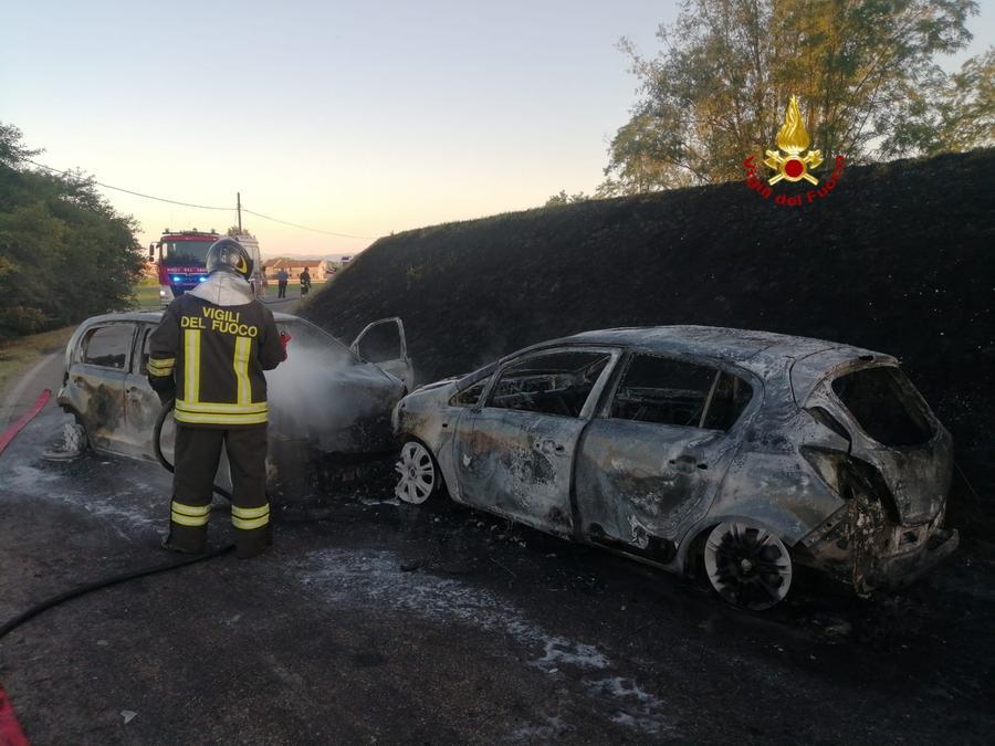 Dopo il frontale le fiamme distruggono due auto