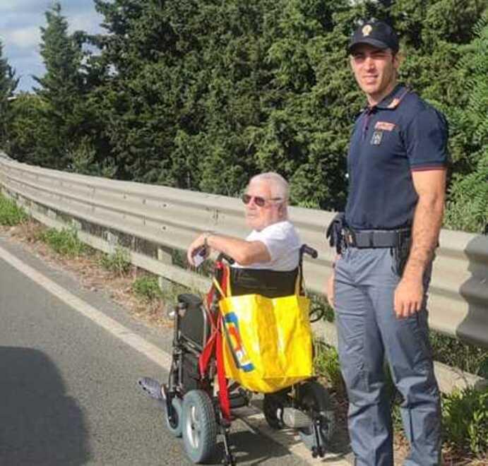 Francesco Oneto, 78 anni, insieme a un poliziotto