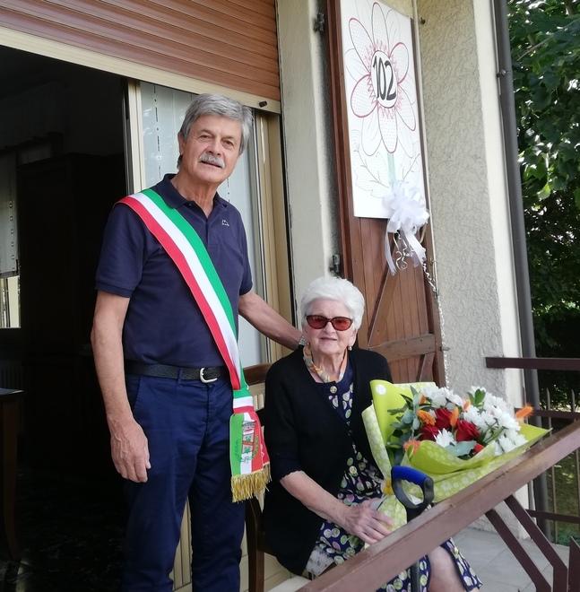 Fiorano Ebe Vivi spegne 102 candeline sulla torta