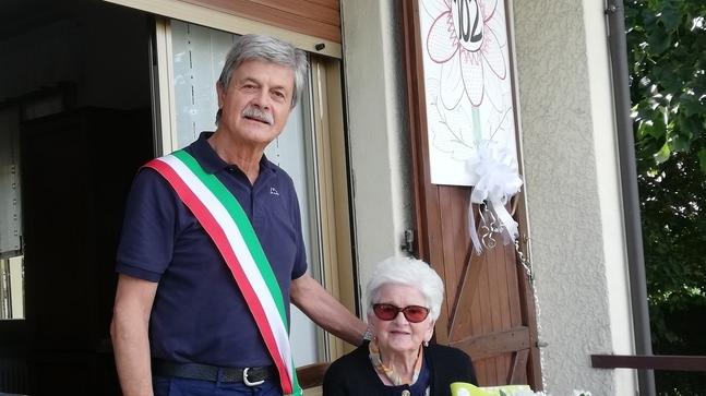 Fiorano Ebe Vivi spegne 102 candeline sulla torta