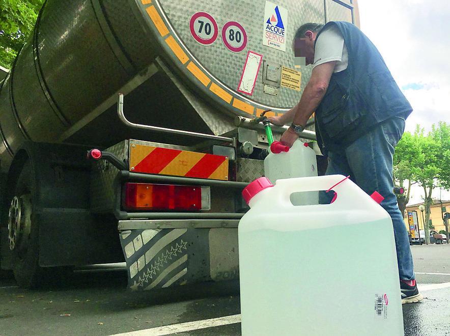 Pontedera, tutta la città senz’acqua per 12 ore: «Costretti a chiudere per i lavori» 