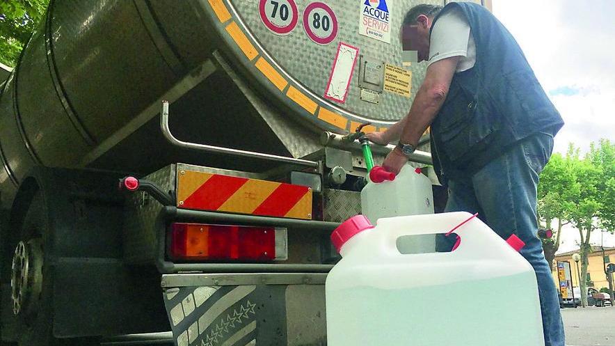 Pontedera, tutta la città senz’acqua per 12 ore: «Costretti a chiudere per i lavori»