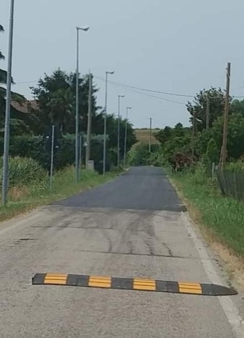 Ruina. Il rebus dei dissuasori in via Vigara. I residenti divisi sulla loro utilità 