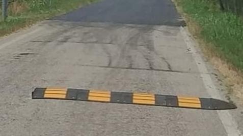 Ruina. Il rebus dei dissuasori in via Vigara. I residenti divisi sulla loro utilità