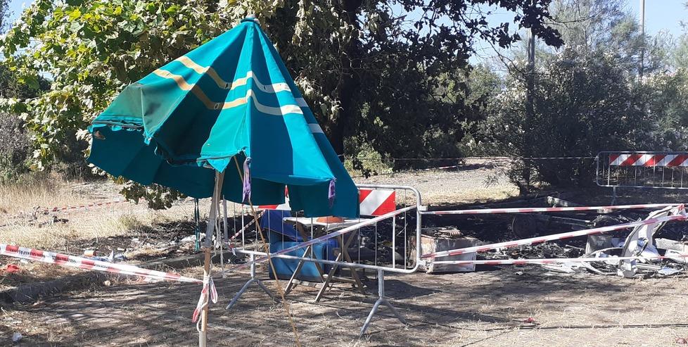 Viareggio, roulotte distrutta dal rogo: ipotesi dolosa. La testimone: «Lo scoppio, poi le fiamme» 