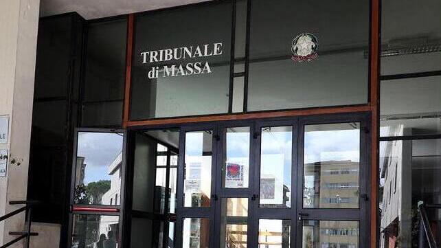 Coppia picchiata in una enoteca, due nei guai per lesioni e minacce