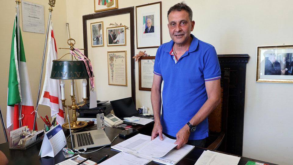 Il sindaco Oreste Giurlani nel suo ufficio