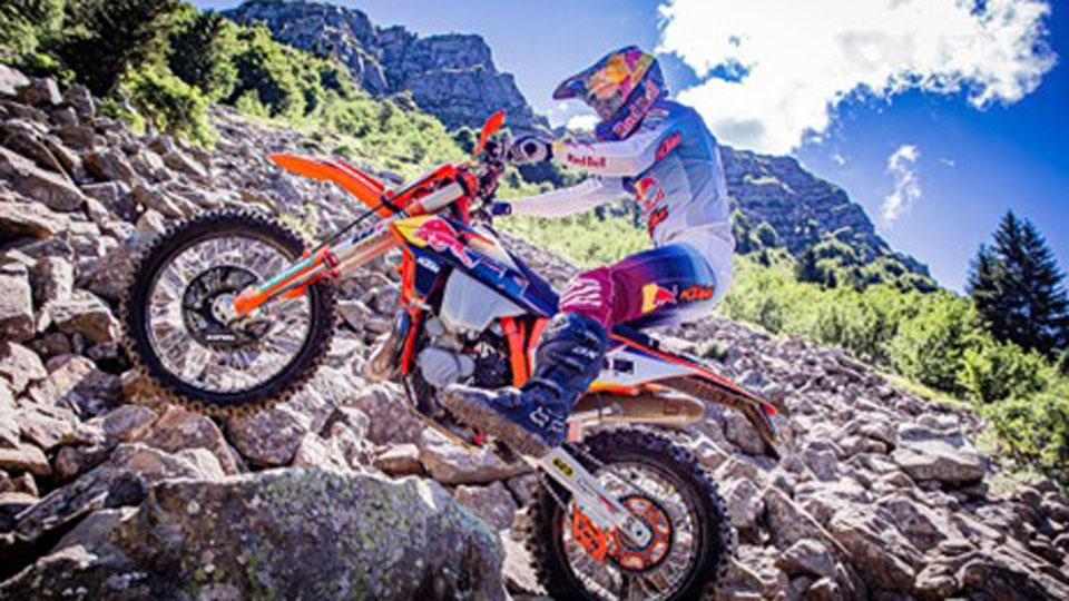 Uno dei concorrenti impegnati su un percorso a Abetone nella passata edizione della Red Bull Abestone