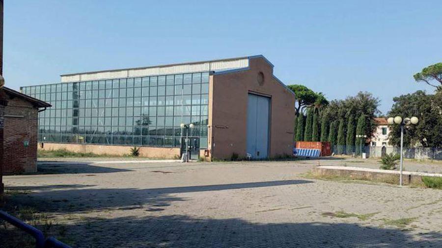
	<br />
	Uno dei capannoni del centro della nautica di Vada

